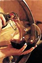 É aconselhável deixar o vinho ambientar por algum tempo antes do consumo